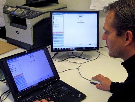 Polier Bernd Poschen bei der Datenerfassung mit bau-mobil-Netbook